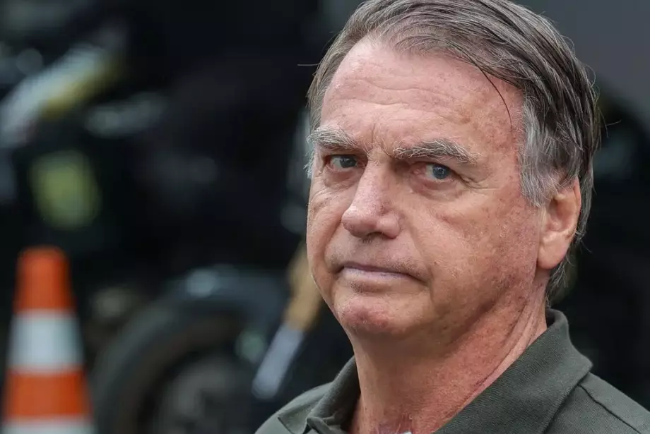 Bolsonaro violou uso de tornozeleira eletrônica e tinha ‘elevado risco de fuga’, diz Moraes