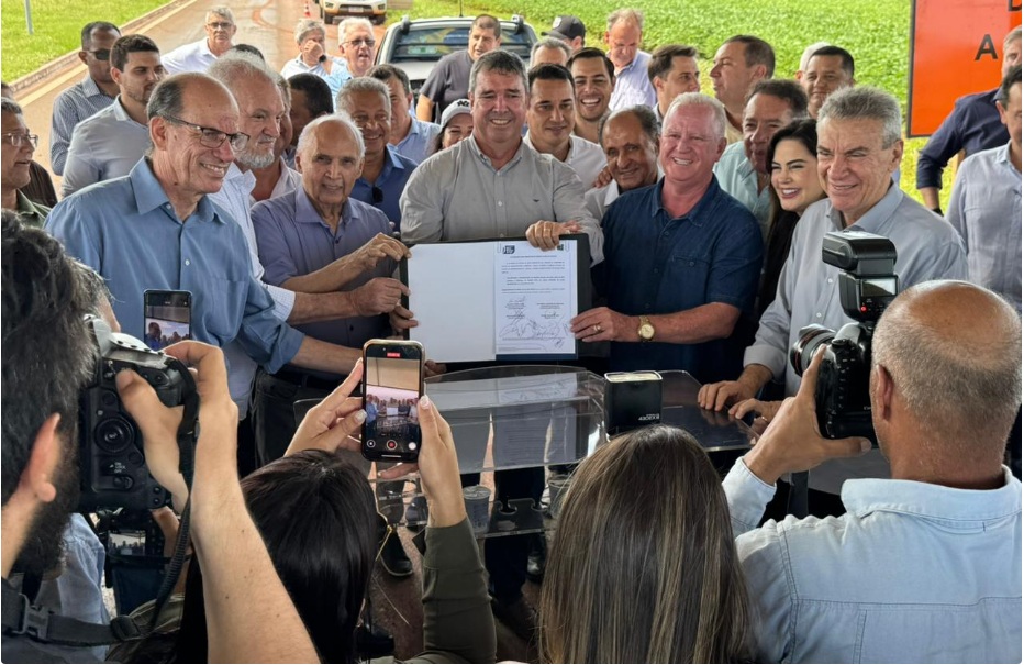 Riedel atende Paulo Corrêa e Gerson Claro e homologa licitação da pavimentação da MS-289, entre Amambai e Juti