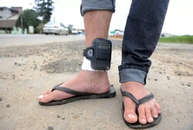 Aprovada no Senado, tornozeleira em agressores de mulheres vai à sanção de Lula