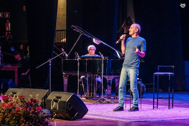 Da palavra ao canto: palestra-show de Ney Matogrosso transforma abertura do FestJuv em experiência de arte viva