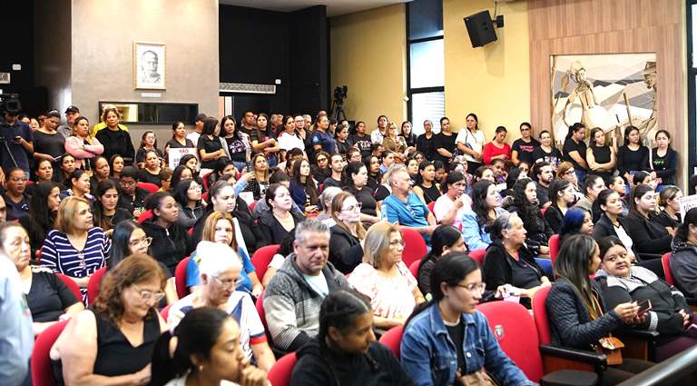 Tribuna Livre e Plenário lotado pelos servidores públicos movimentam sessão da Câmara Municipal