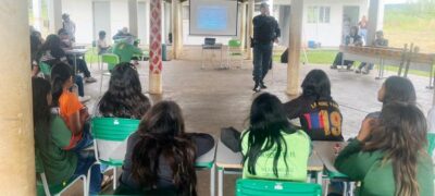 Polícia Militar promove palestra educativa para jovens da Aldeia Pirakua em Bela Vista