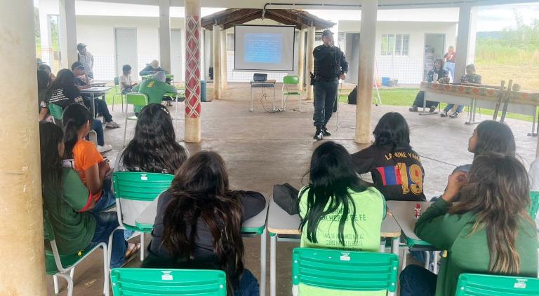 Polícia Militar promove palestra educativa para jovens da Aldeia Pirakua em Bela Vista