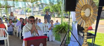 Fiéis celebram Corpus Christi com procissão, missa solene e demonstração de fé em Bela Vista