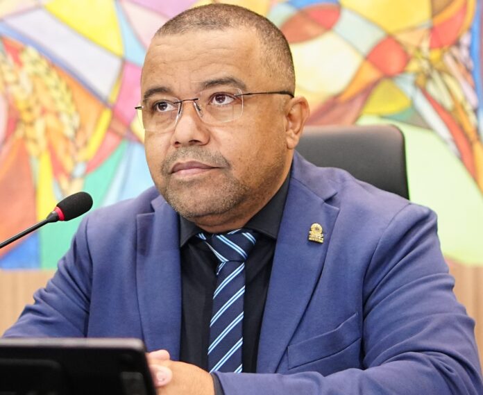 Jelson Bernabé solicita parque infantil para o Jardim Marambaia