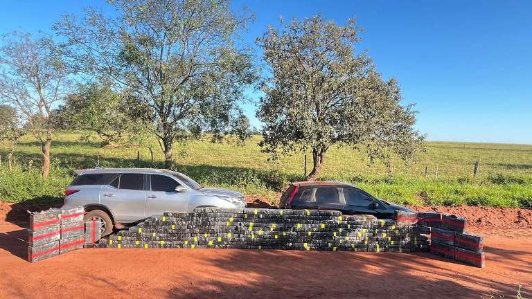 DOF recupera caminhonete furtada e apreende 2 toneladas de maconha após motoristas furarem bloqueio