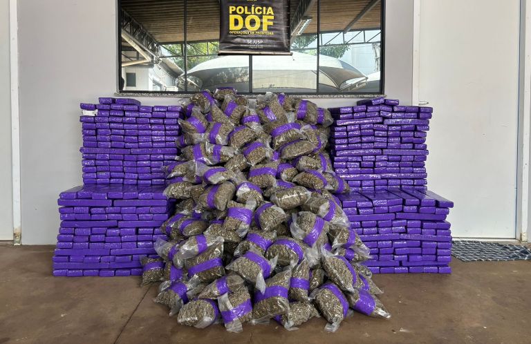 DOF recupera picape furtada e carregada com quase 700 quilos de drogas