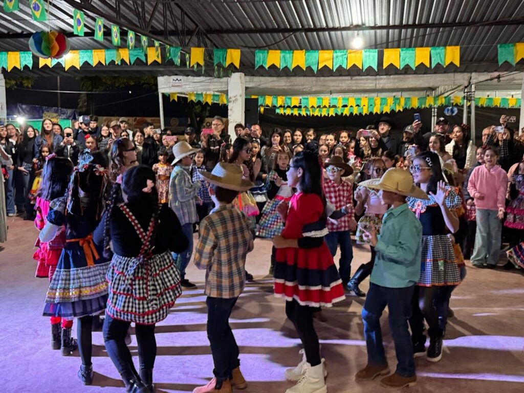 Público comparece em massa e vence o frio na Festa Julina das Escolas João José Leite da Silva e Joaquim dos Santos