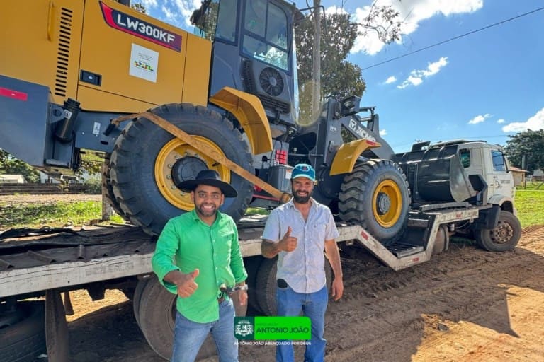 Município Incorpora Nova Pá Carregadeira para Manutenção de Estradas Vicinais e Apoio à Agricultura