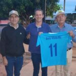 Ex-atacante do Caça e Pesca recebe camisa histórica e relembra tradição do futebol bela-vistense