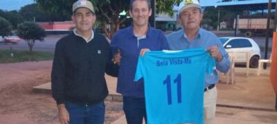 Ex-atacante do Caça e Pesca recebe camisa histórica e relembra tradição do futebol bela-vistense