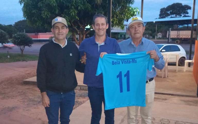 Ex-atacante do Caça e Pesca recebe camisa histórica e relembra tradição do futebol bela-vistense
