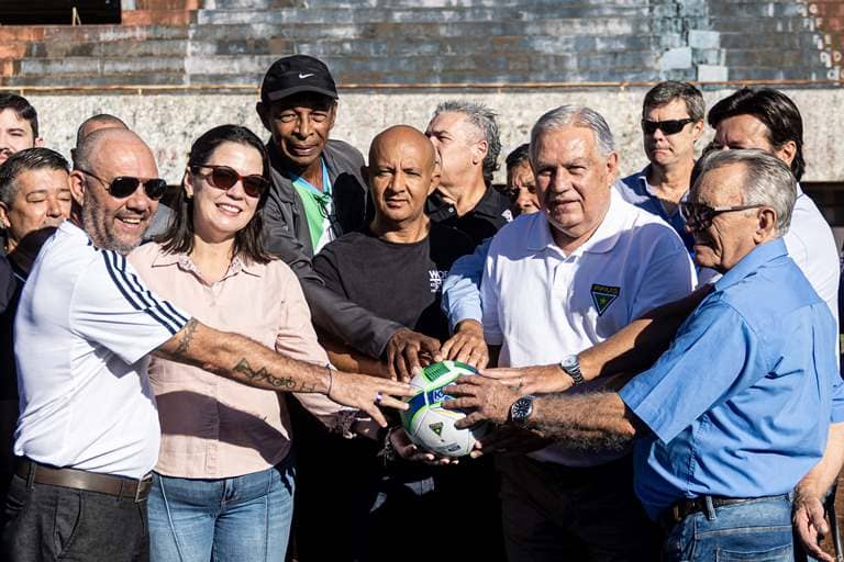 FFMS apresenta etapa de revitalização do gramado do Morenão e reforça parceria com o Governo do Estado