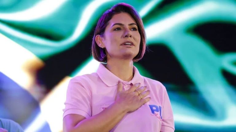 Michelle confirma candidatura ao Senado e diz que caminhará com Flávio