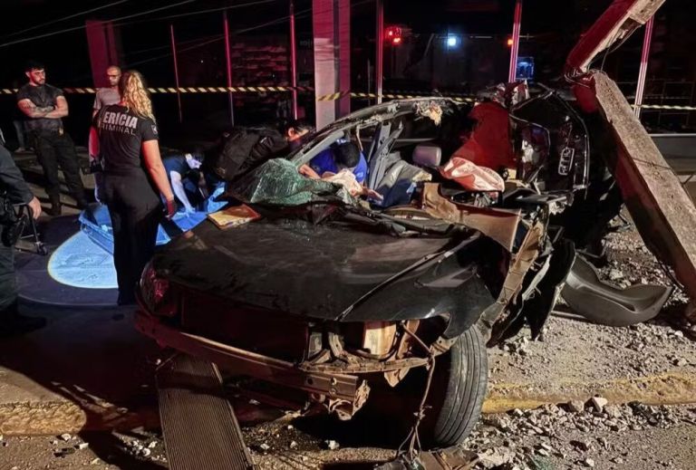 Batida brutal parte poste ao meio e mata jovem de 23 anos no interior