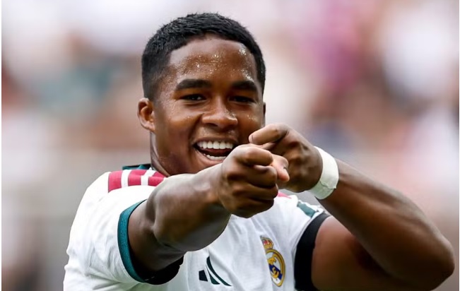 Endrick recebe a camisa 9 do Real Madrid para a temporada 2026/27
