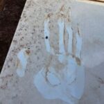 Loisomem? Marca de mão gigante em túmulo intriga moradores em cemitério de Rio Brilhante