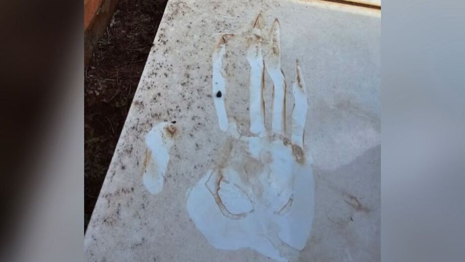 Loisomem? Marca de mão gigante em túmulo intriga moradores em cemitério de Rio Brilhante