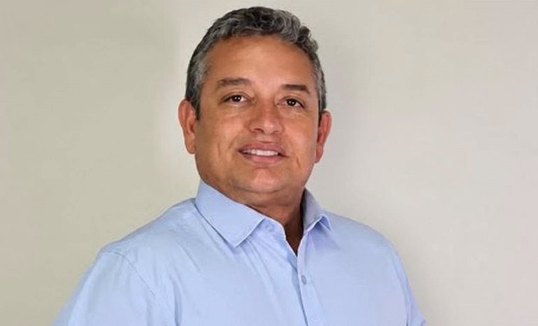 Prefeito é cassado por não responder requerimentos