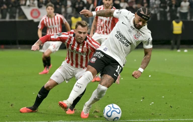 Memphis é xingado em Itaquera e vê relação com a torcida do Corinthians abalada