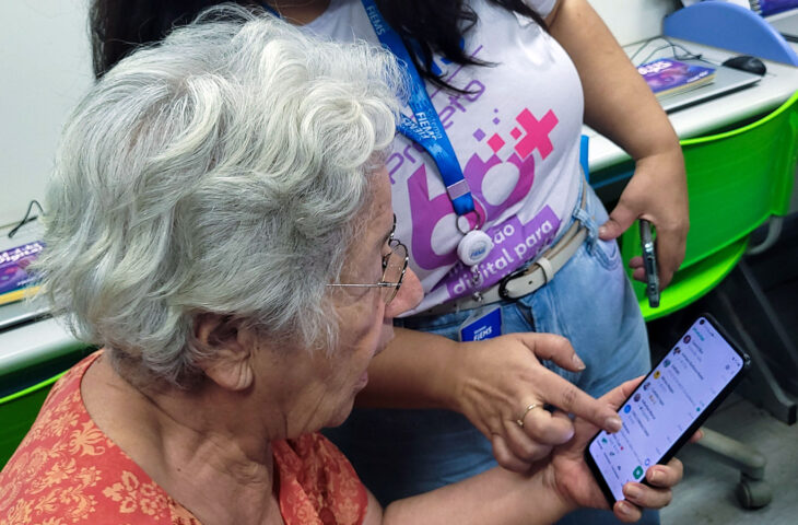 Oficina de inclusão digital ensina pessoas idosas a usar a internet com mais segurança