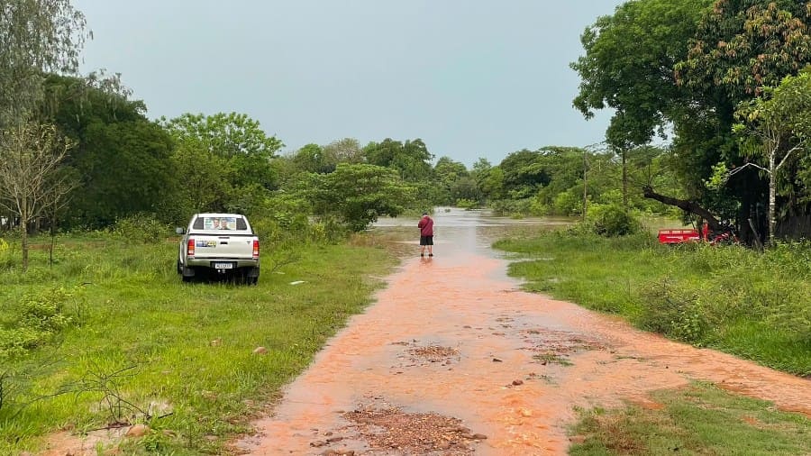 Chuvas intensas: Rio Apa transborda em Bela Vista e equipes de emergência atuam no resgate de famílias ribeirinhas