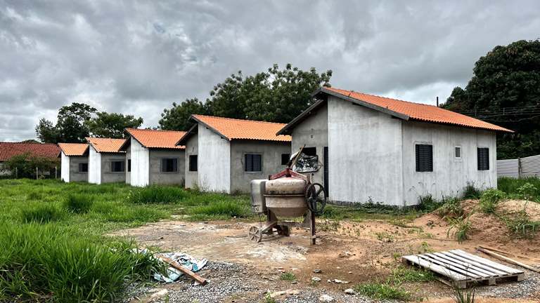 Prefeitura de Bela Vista constrói 12 casas para retirar definitivamente famílias de áreas de risco às margens do Rio Apa