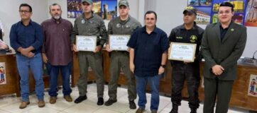 Presidente da Câmara Jonathan Torres – JT entrega Moção de Aplausos a policiais que socorreram pacientes de Bela Vista