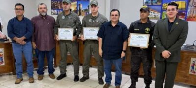 Presidente da Câmara Jonathan Torres – JT entrega Moção de Aplausos a policiais que socorreram pacientes de Bela Vista