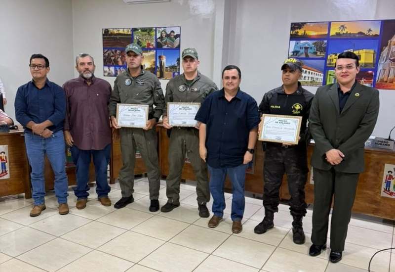 Presidente da Câmara Jonathan Torres – JT entrega Moção de Aplausos a policiais que socorreram pacientes de Bela Vista