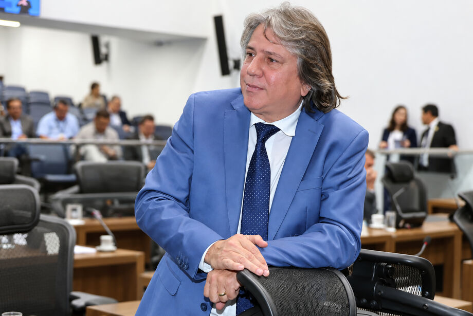 Com apoio de Riedel, Caravina entra na disputa pela presidência da Assembleia