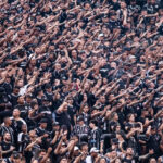 Torcida do Corinthians protesta em frente ao Parque São Jorge por intervenção judicial