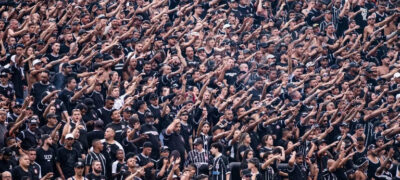 Torcida do Corinthians protesta em frente ao Parque São Jorge por intervenção judicial