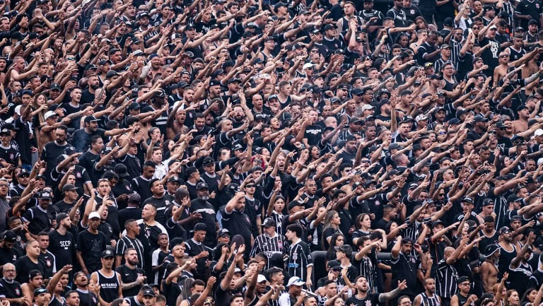 Torcida do Corinthians protesta em frente ao Parque São Jorge por intervenção judicial